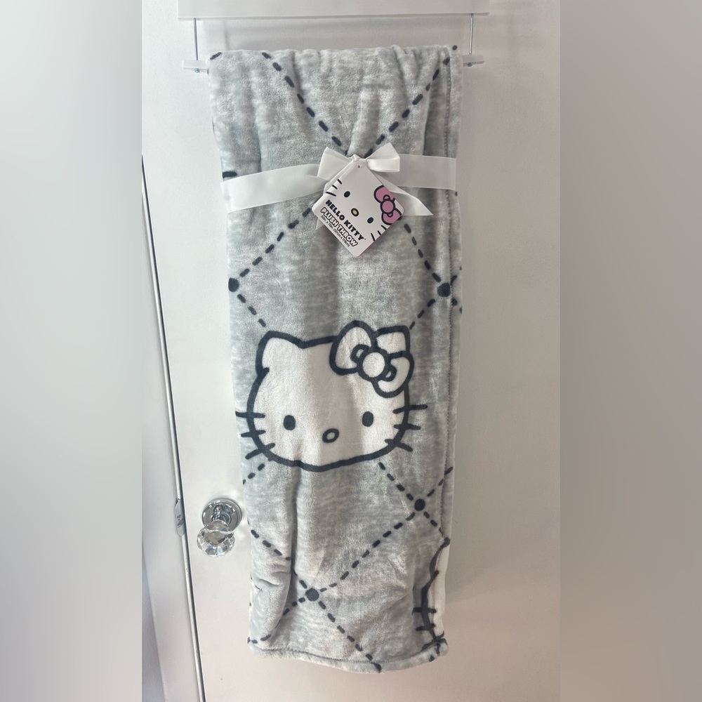 HELLO KITTY Blanket Throw 50"x70" Soft Plush Gray Pink White - BRAND NEW W/TAG